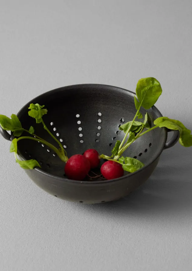 carla_murdoch_berry_colander_8.webp Ceramics | Kitchen-TOAST Carla Murdoch Berry Colander Charcoal