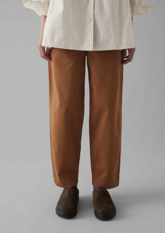 darted_cotton_twill_trousers_6.webp Workwear | Trousers-TOAST Darted Cotton Twill Trousers Russet