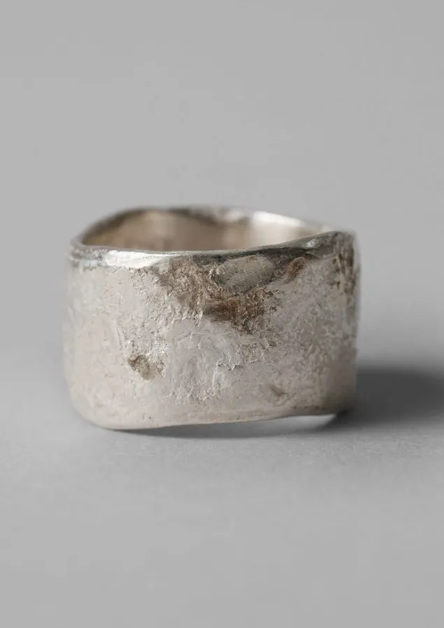 emily_nixon_sculptural_rock_ring_3.webp Jewellery-TOAST Emily Nixon Sculptural Rock Ring Silver