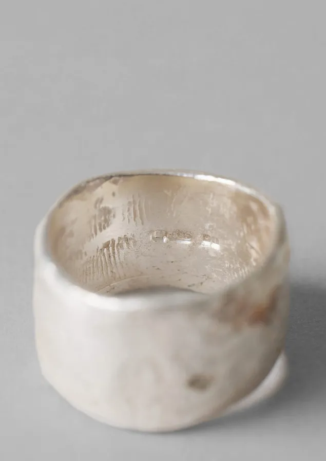emily_nixon_sculptural_rock_ring_4.webp Jewellery-TOAST Emily Nixon Sculptural Rock Ring Silver