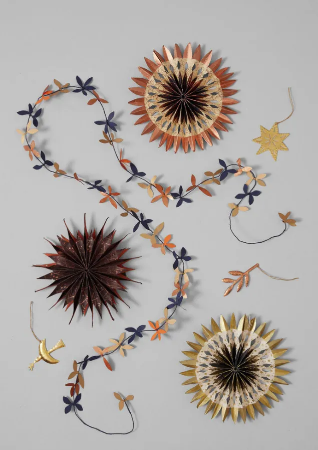 floral_paper_tinsel_2.webp Christmas Decorations-TOAST Floral Paper Tinsel Midnight/Gold