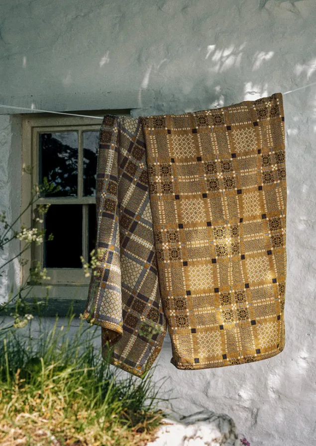 melin_tregwynt_welsh_blanket_10-2.webp Textiles | Blankets & Throws-TOAST Melin Tregwynt Welsh Blanket Mead/Ash