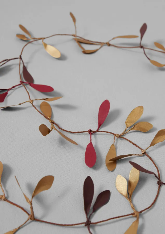 mistletoe_paper_tinsel_2.webp Christmas Decorations-TOAST Mistletoe Paper Tinsel Plum/Gold