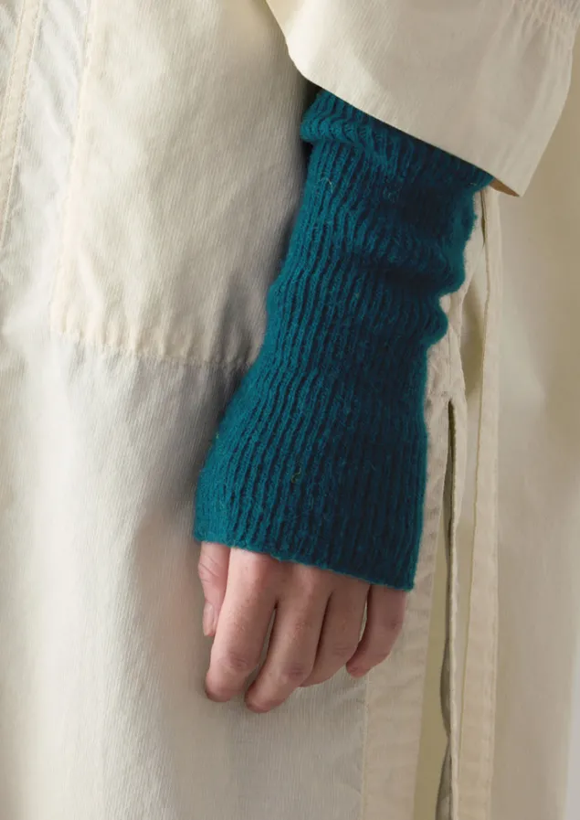 nishiguchi_kutsushita_alpaca_arm_warmers_2-1.webp Hats, Scarves & Gloves-TOAST Nishiguchi Kutsushita Alpaca Arm Warmers Teal