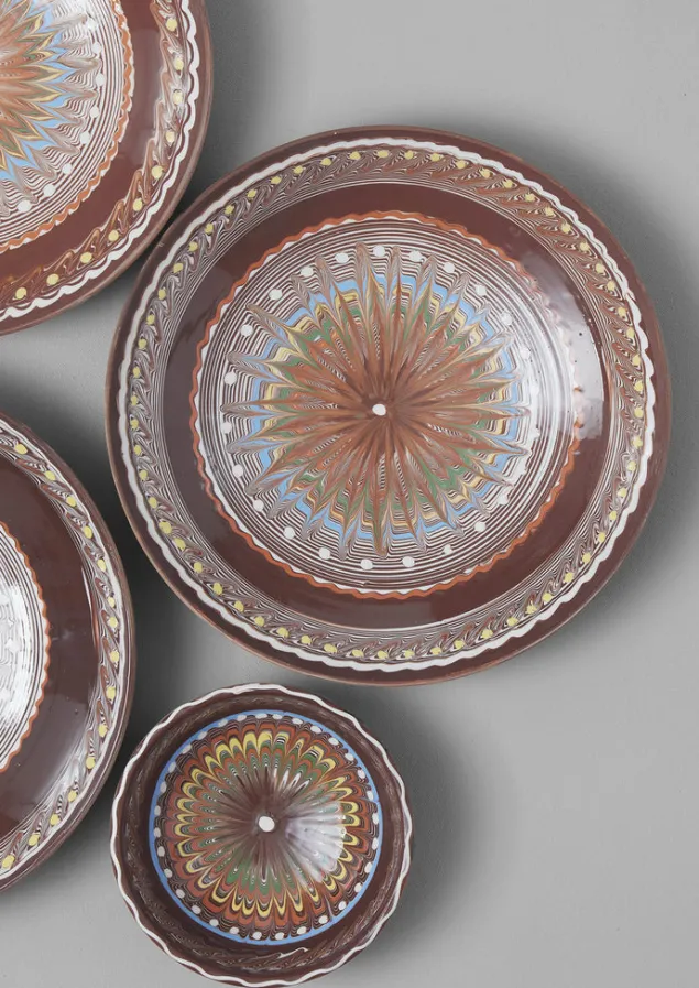romanian_horezu_serving_plate_2.webp Ceramics | Tableware-TOAST Romanian Horezu Serving Plate Cocoa/Multi