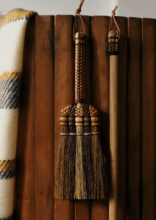 sorghum_stripe_short_handled_brush_7.webp Outdoor | Kitchen-TOAST Sorghum Stripe Short Handled Brush Cocoa
